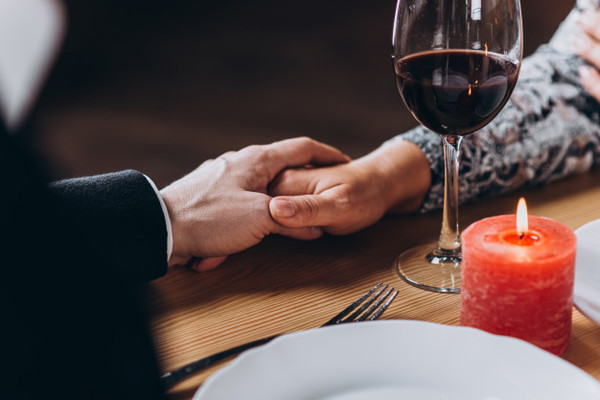 Sevgiliye Romantik Yemek Masası Kurmak
