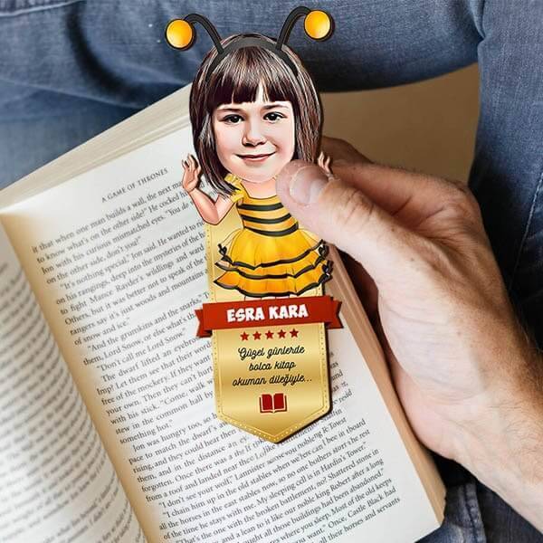 Arı Kostümlü Kız Karikatürlü Kitap Okuma Ayracı