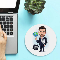  - Dünyayı Parmağında Oynatan Erkek Karikatürlü Mousepad