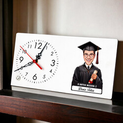  - Karikatürlü Diplomalı Erkek Üniversiteli Öğrenci Masa Saati