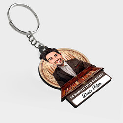  - Karikatürlü - Erkek Tavla Oyuncusu İsimli Anahtarlık