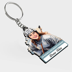  - Karikatürlü - Kadın Buz Hokeyi Oyuncusu İsimli Anahtarlık