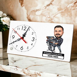  - Klavye Ustası Müzisyen Erkek Karikatürlü Masa Saati